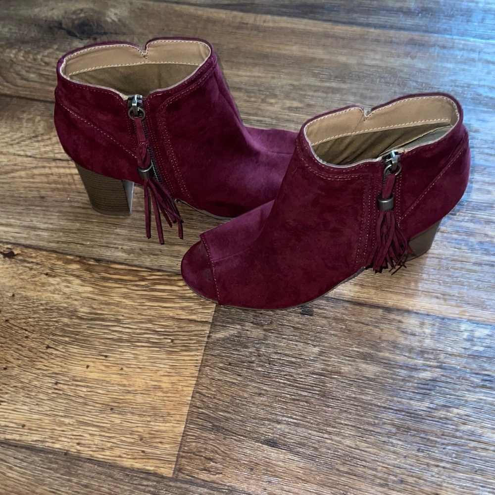 VANITY.  Burgundy heeled ankle boots size 7